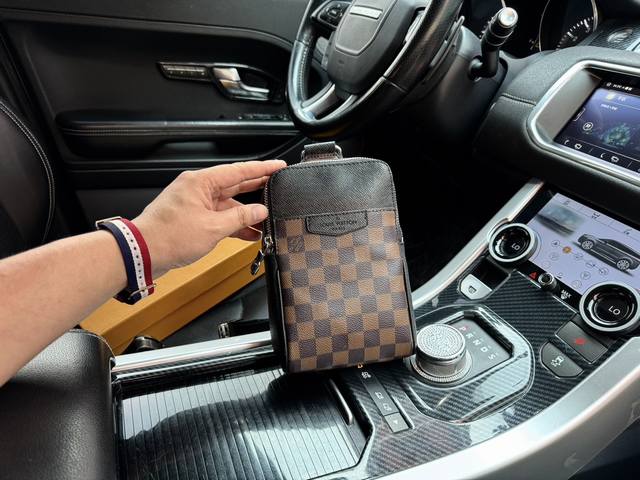 高端货 新款 “ Louis Vuitton”Lv单肩包 路易威登斜挎包 M30741 Louis Vuitton Outdoor 老花可调节肩带拉链 帆布拼皮