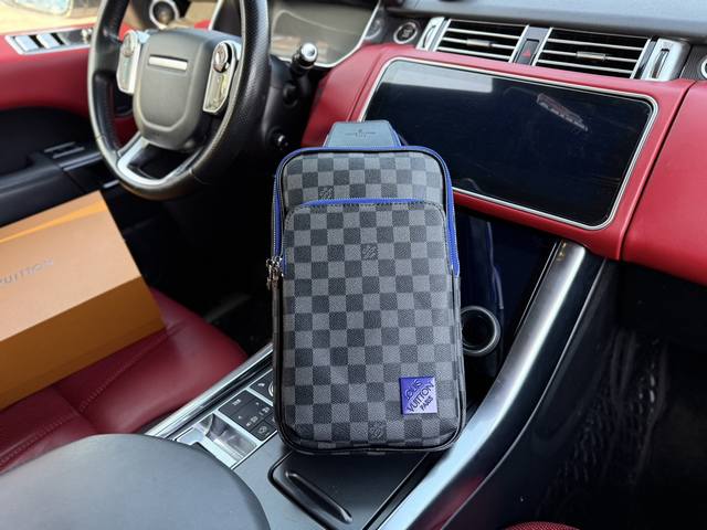 高端货 新款 “Louis Vuitton”Lv胸包 Avenve 路易威登 单肩包 此款 Damier Graphite 帆布面料的 Avenue 单肩包是都