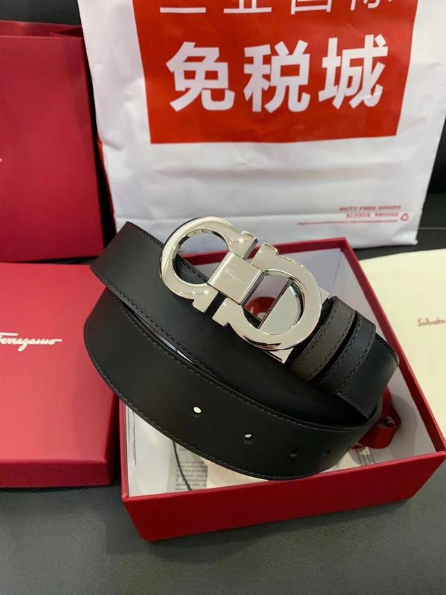 首选ferragamo菲拉格慕 皮带将摩登设计与精湛的手工技艺完美结合 打造出风格华贵典雅，实用性和款式并重；3.5Cm宽 搭配最新原版真空电镀五金扣，不易掉色