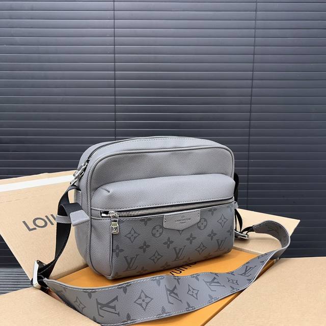 Louisvuitton 路易威登 Outdoor 邮差包 男女通用单肩斜挎包 经典百搭 实物拍摄 原厂原版面料 配送防尘袋 飞机礼盒 25 X 18 Cm。