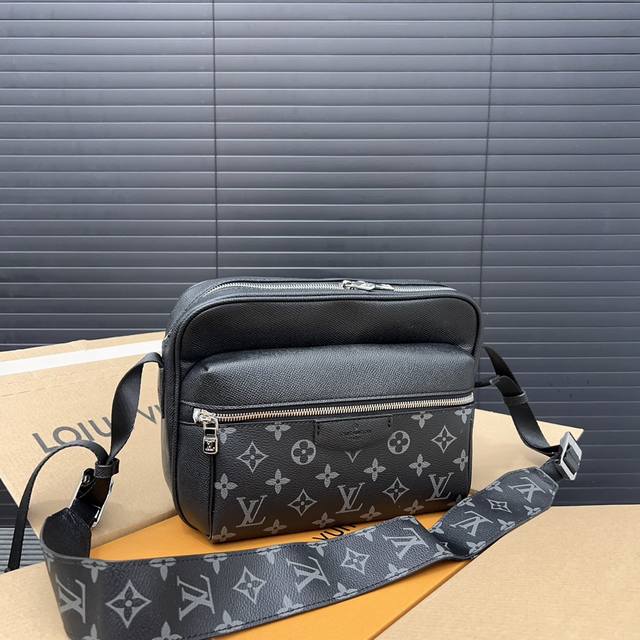 Louisvuitton 路易威登 黑武士outdoor 邮差包 男女通用单肩斜挎包 经典百搭 实物拍摄 原厂原版面料 配送防尘袋 飞机礼盒 25 X 18 C