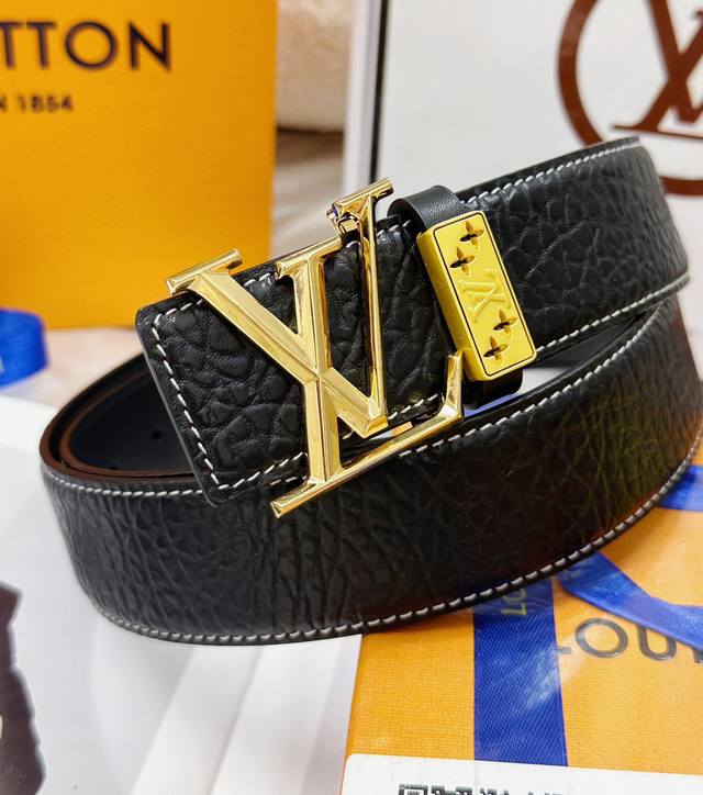 皮带：Lv..路易..威登顶级复刻. 腰带：原单品质百分百头层牛皮，保证真皮。雕花工艺.真空电镀.永不掉色.24K纯钢扣头层鳄鱼皮纹路双面可用专柜同等质量， 送