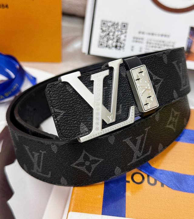 皮带：Lv..路易..威登顶级复刻- 腰带：原单品质百分百进口原厂头层牛皮，保证真皮。雕花设计.真空电镀.永不掉色.24K纯钢扣头层小牛皮系列双面可用专柜同等质