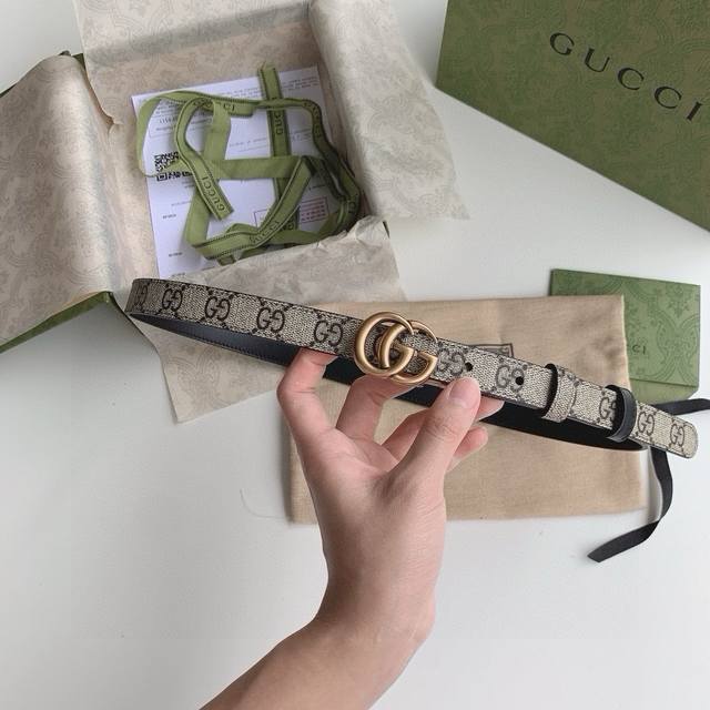 Gucci 2.0Cm双g带扣双面窄版腰带 做旧双g带扣五金 黑色皮革细腰带正面采用杏色皮革材质 带来更多造型选择