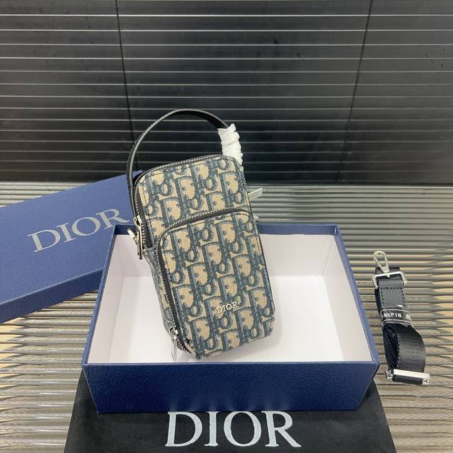 Dior 迪奥 刺绣针织手机包 小方包 男女通用斜挎包 单肩包 采用精湛镶嵌细工，经典百搭 实物拍摄 原厂原版面料 配送防尘袋 礼盒 17 X 10 Cm