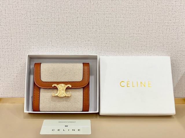 Celine 66885颜色 白色尺寸 11*10*5 Celine短式钱包非常炫美的一个系列，专柜同步，采用头层牛皮，精致时尚！