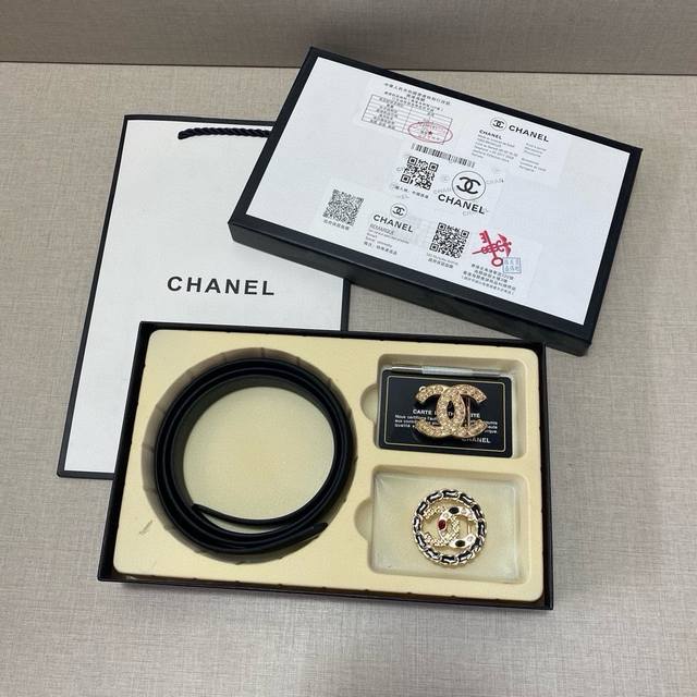 香奈儿chanel 精品款 ☆双扣礼盒套装 含礼盒 专柜有售 香奈儿chanel专柜在售正品 此款采用头层牛皮制作 油边细致、☆正品开模 搭配广州原版扣五金 2