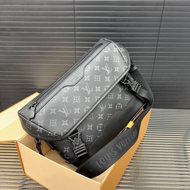 Louisvuitton 路易威登 邮差包 Voyage 手袋 翻盖单肩包 大容量印花斜挎包 采用精湛镶嵌细工，经典百搭 实物拍摄 原厂原版面料 配送礼盒 防尘