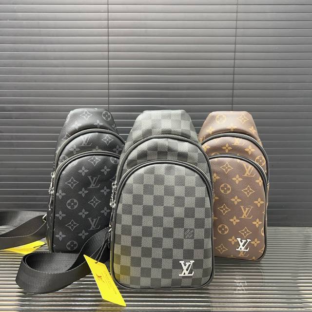 Louisvuitton 路易威登 印花胸包 斜挎单肩包 采用精湛镶嵌细工，实物拍摄 原厂原版面料 配送防尘袋30 X 17 Cm。