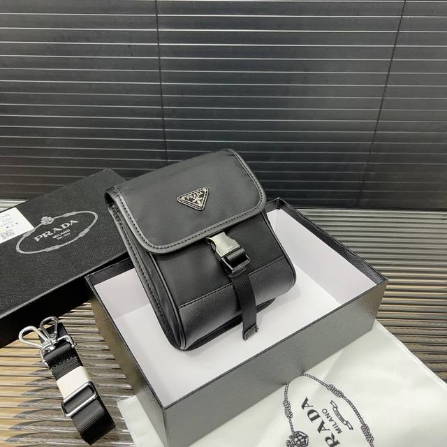 Prada 普拉达 Re-Nylon 尼龙布手机包 翻盖单肩包 男女通用斜挎包 采用精湛镶嵌细工，经典百搭 实物拍摄 原厂原版面料 配送防尘袋 礼盒 12 X