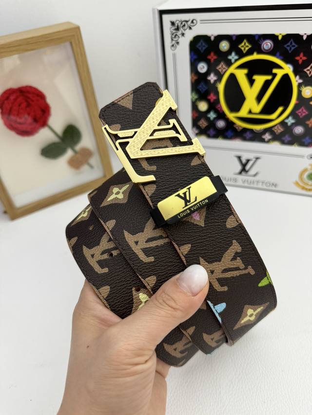 品名：Lv..路易..威登原单 材质：原单牛皮腰带 百分百头层牛皮腰带保证真皮，24K纯钢扣，专柜原单品质、做工精细，时尚大牌，送人自用首选 包装： 请认准如图