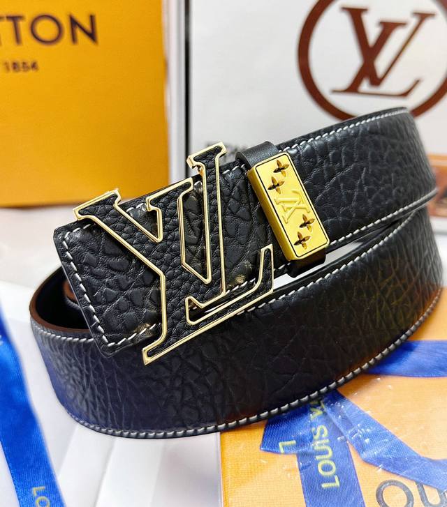 皮带：Lv..路易..威登顶级复刻. 腰带：原单品质百分百进口原厂头层牛皮，保证真皮。雕花镂空工艺.真空电镀.永不掉色.24K纯钢扣头层小牛皮纹双面两用专柜同等