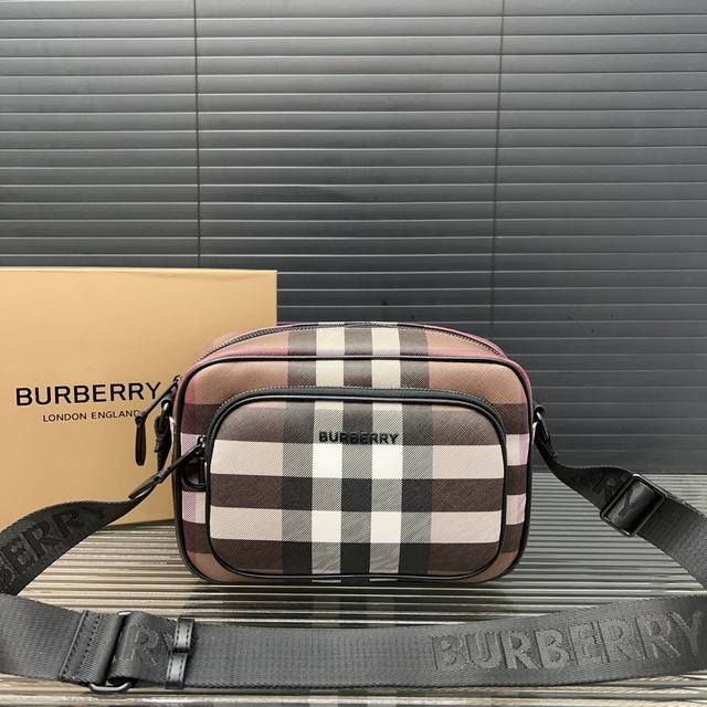 Burberry 巴宝莉 格子斜挎包 相机包 男女通用斜挎包 单肩包 采用精湛镶嵌细工，经典百搭 实物拍摄 原厂原版面料 配送防尘袋 20 X 15 Cm。