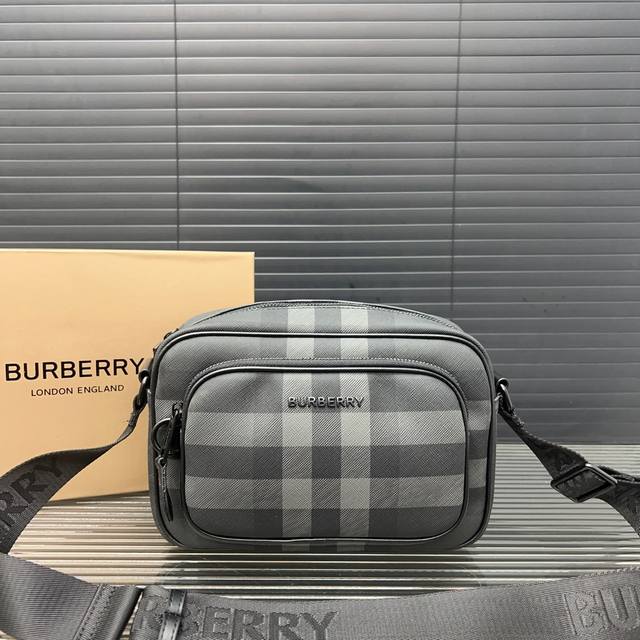 Burberry 巴宝莉 格子斜挎包 相机包 男女通用斜挎包 单肩包 采用精湛镶嵌细工，经典百搭 实物拍摄 原厂原版面料 配送防尘袋 20 X 15 Cm。