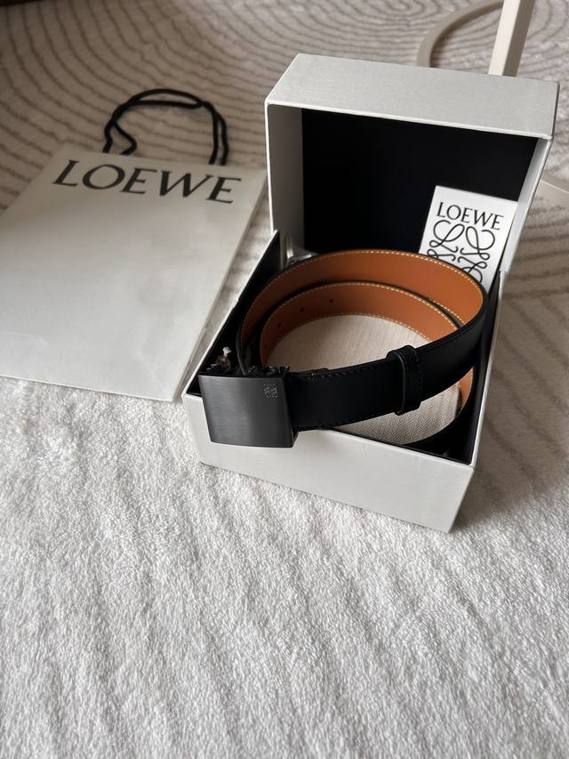 Loewe 罗意威 专柜新款 男款休闲腰带 宽3.5Cm 光滑小牛皮 饰有loewe金属饰牌搭扣