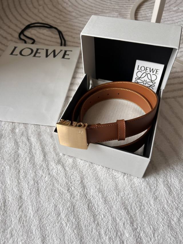 Loewe 罗意威 专柜新款 男款休闲腰带 宽3.5Cm 光滑小牛皮 饰有loewe金属饰牌搭扣