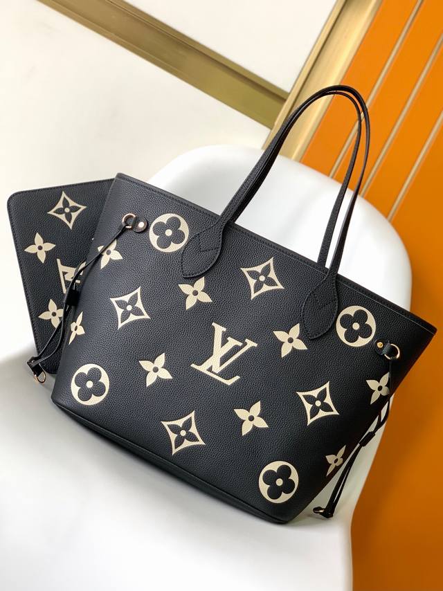 顶级原单 M58907本款 Neverfull 中号手袋先后采用压印和印花工艺，为牛皮革描绘 Monogram 图案。收紧侧面束带，托特包即刻化身雅致都市手袋；