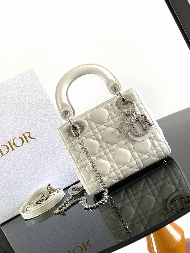 这款 Lady Dior 手袋集中体现了 Dior 对优雅和美丽的深刻洞见。采用羊皮革精心制作，以藤格纹缉面线打造醒目的绗缝细节，时髦典雅的设计经久不衰。点缀以