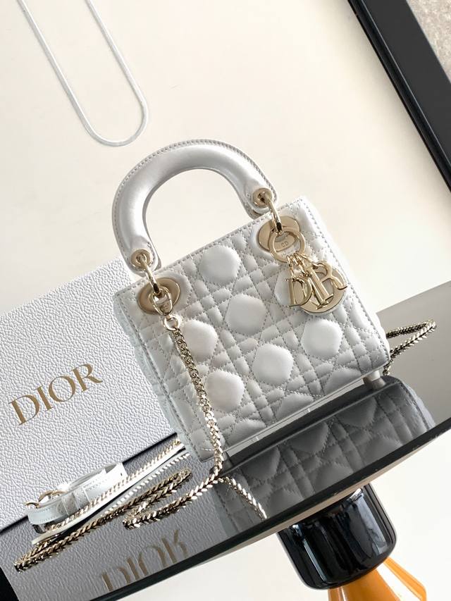 这款 Lady Dior 手袋集中体现了 Dior 对优雅和美丽的深刻洞见。采用黑色羊皮革精心制作，以藤格纹缉面线打造醒目的绗缝细节，时髦典雅的设计经久不衰。点