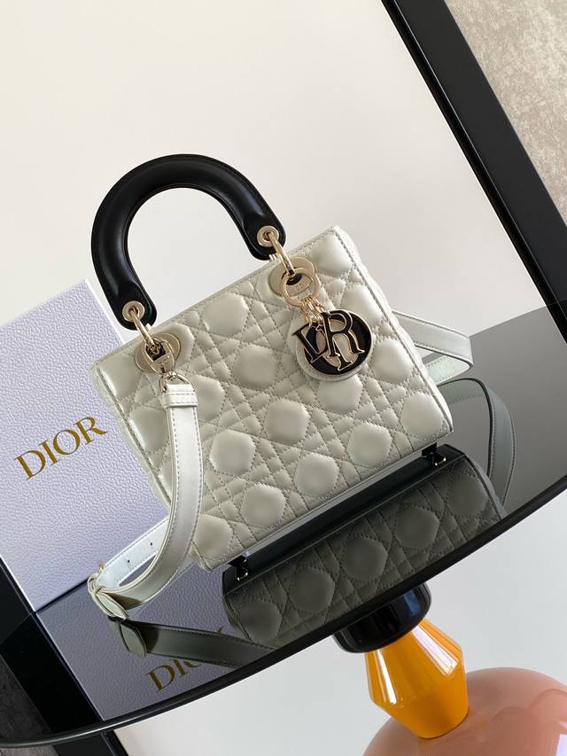 这款 Lady Dior Dior 手袋集中体现了 Dior 对优雅和美丽的深刻洞见。采用羊皮革精心制作，以藤格纹缉面线打造醒目的绗缝细节，时髦典雅的设计经久不