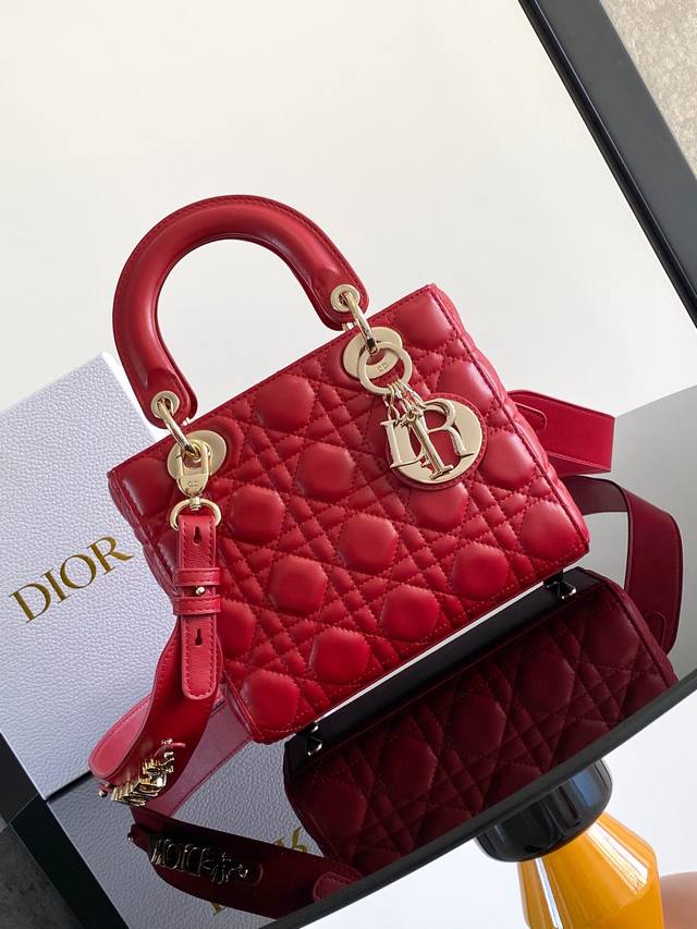 这款 Lady Dior Dior 手袋集中体现了 Dior 对优雅和美丽的深刻洞见。采用羊皮革精心制作，以藤格纹缉面线打造醒目的绗缝细节，时髦典雅的设计经久不