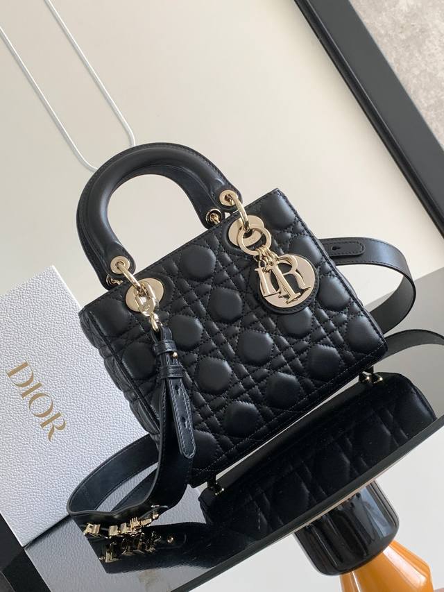 这款 Lady Dior Dior 手袋集中体现了 Dior 对优雅和美丽的深刻洞见。采用黑色羊皮革精心制作，以藤格纹缉面线打造醒目的绗缝细节，时髦典雅的设计经