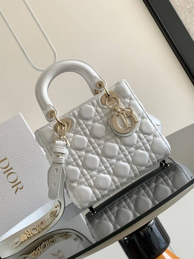 这款 Lady Dior Dior 手袋集中体现了 Dior 对优雅和美丽的深刻洞见。采用黑色羊皮革精心制作，以藤格纹缉面线打造醒目的绗缝细节，时髦典雅的设计经