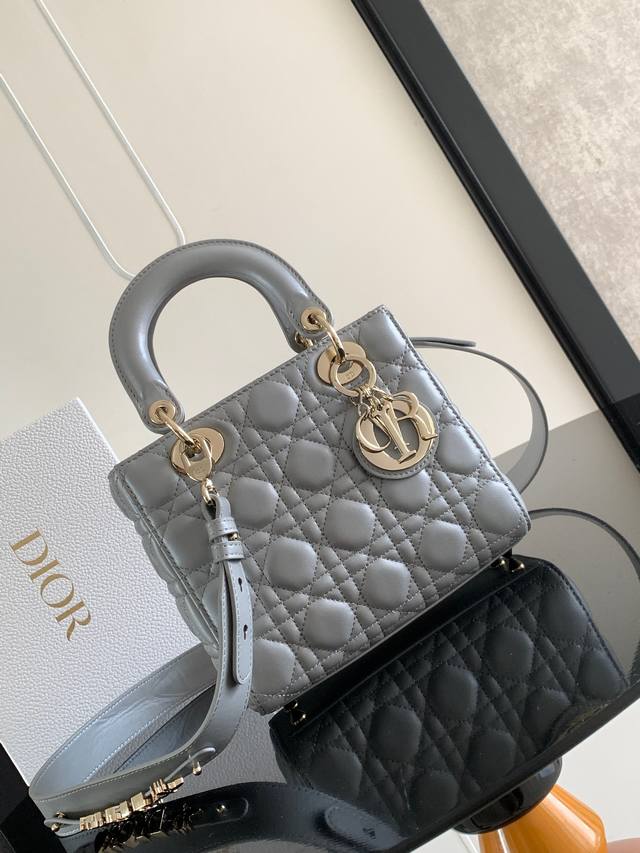 这款 Lady Dior Dior 手袋集中体现了 Dior 对优雅和美丽的深刻洞见。采用黑色羊皮革精心制作，以藤格纹缉面线打造醒目的绗缝细节，时髦典雅的设计经