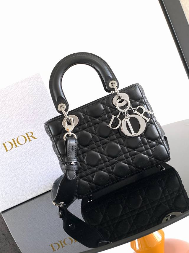 这款 Lady Dior Dior 手袋集中体现了 Dior 对优雅和美丽的深刻洞见。采用羊皮革精心制作，以藤格纹缉面线打造醒目的绗缝细节，时髦典雅的设计经久不