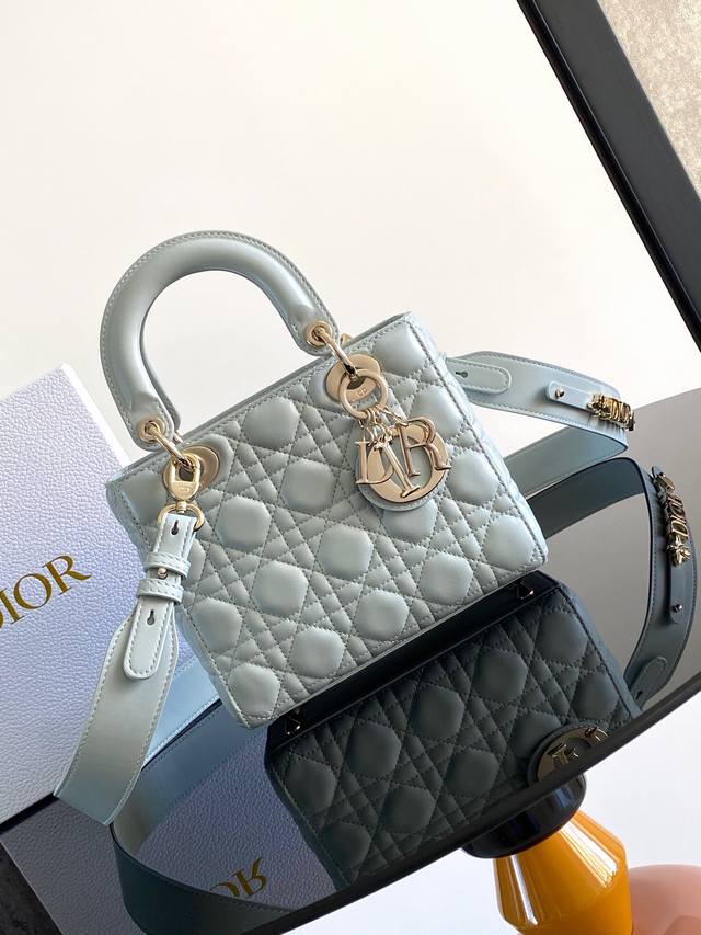 这款 Lady Dior Dior 手袋集中体现了 Dior 对优雅和美丽的深刻洞见。采用羊皮革精心制作，以藤格纹缉面线打造醒目的绗缝细节，时髦典雅的设计经久不