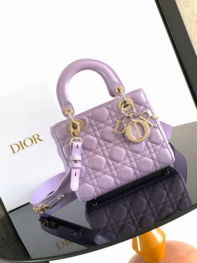 这款 Lady Dior Dior 手袋集中体现了 Dior 对优雅和美丽的深刻洞见。采用羊皮革精心制作，以藤格纹缉面线打造醒目的绗缝细节，时髦典雅的设计经久不