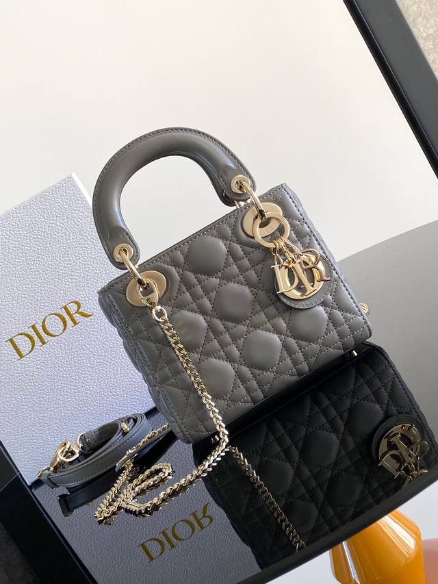 这款 Lady Dior 手袋集中体现了 Dior 对优雅和美丽的深刻洞见。采用羊皮革精心制作，以藤格纹缉面线打造醒目的绗缝细节，时髦典雅的设计经久不衰。点缀以