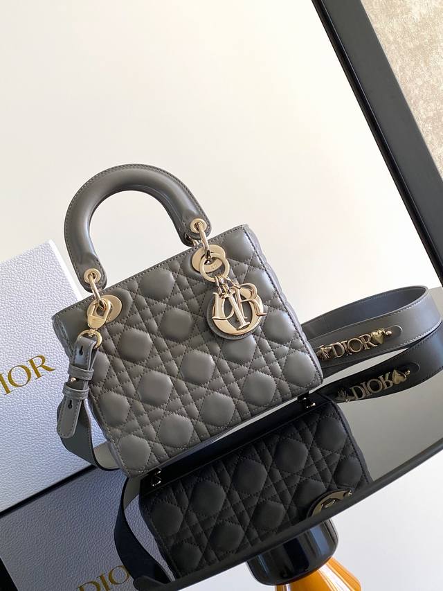 这款 Lady Dior Dior 手袋集中体现了 Dior 对优雅和美丽的深刻洞见。采用羊皮革精心制作，以藤格纹缉面线打造醒目的绗缝细节，时髦典雅的设计经久不