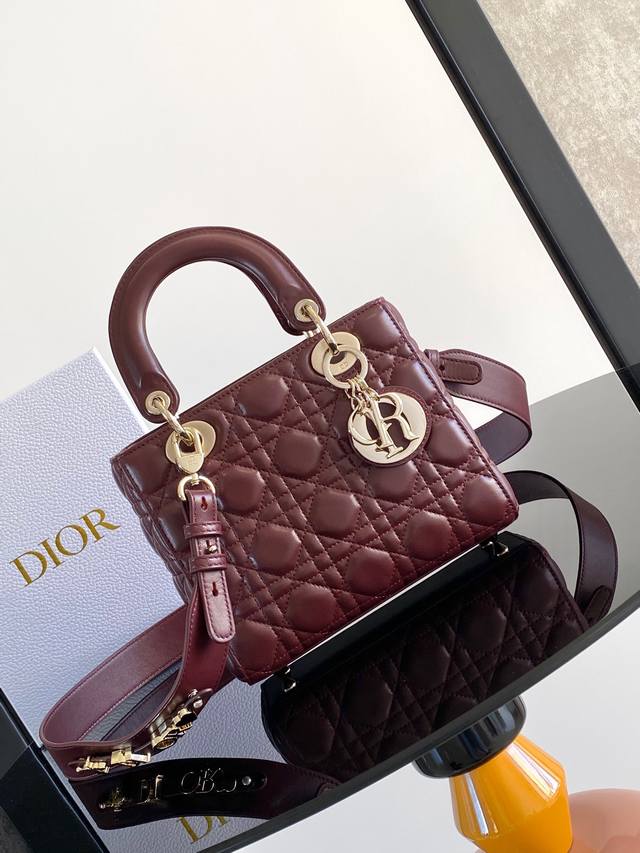 这款 Lady Dior Dior 手袋集中体现了 Dior 对优雅和美丽的深刻洞见。采用羊皮革精心制作，以藤格纹缉面线打造醒目的绗缝细节，时髦典雅的设计经久不