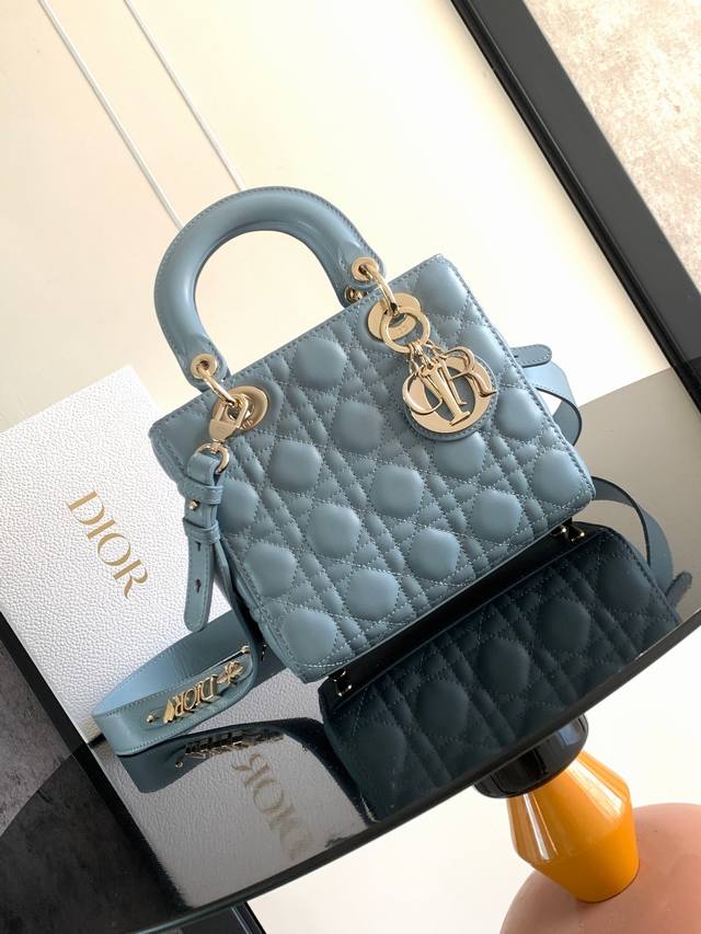 这款四格 Lady Dior Dior 手袋集中体现了 Dior 对优雅和美丽的深刻洞见。采用黑色羊皮革精心制作，以藤格纹缉面线打造醒目的绗缝细节，时髦典雅的设