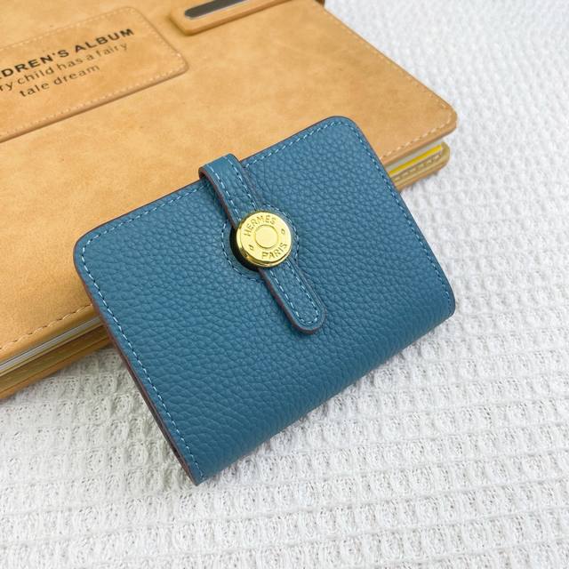 Hermes Togo皮 型号:0 金扣 Size:11*10Cm 海外进口togo牛皮，手感柔软舒适。专柜对版，原版复刻搭配五金，精致优雅，油边平直顺滑精美便