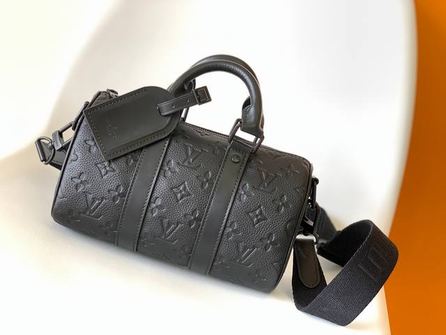 顶级原单 独家实拍m20900黑压花keepall 系列的迷你版本再现新意。Taurillon Monogram 牛皮革塑造经典构型，加固侧带和可拆卸皮革名牌延