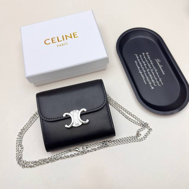 Celine 7527 银扣颜色 黑色 棕色 大象灰 尺寸：11*10*5Celine凯旋门非常炫美的一个系列，专柜同步，采用头层牛皮，精致时尚！可以单肩背，也