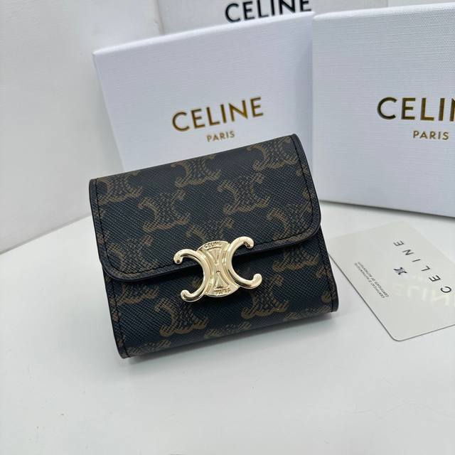 Celine 16331颜色 黑色印花尺寸：11*10*5 新款凯旋门2 件套，Celine短式钱包非常炫美的一个系列，专柜同步，采用头层牛皮，精致时尚！