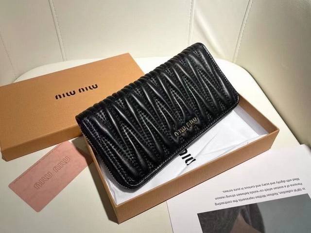 Miumiu 5550颜色 黑色 粉色 尺寸 19*10.5*3.5 Miumiu专柜最新款！专柜爆款热力来袭，经典提花压纹设计，釆用顶级进口小羊皮，皮质细腻柔