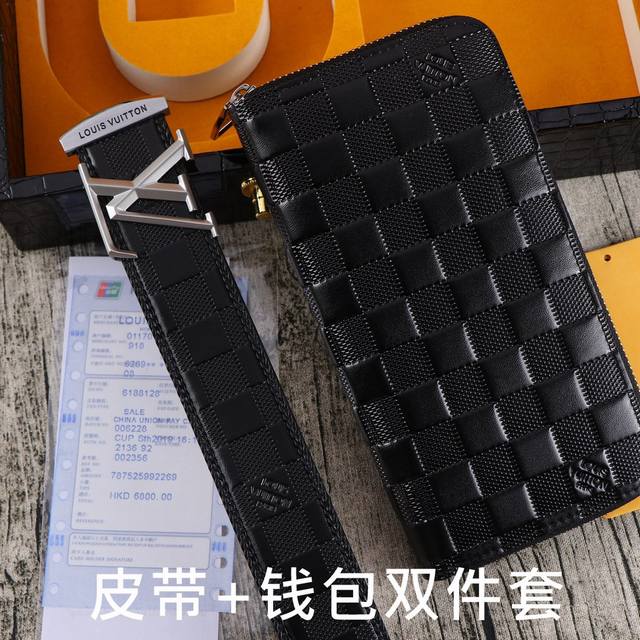 品牌：Lv.易路威登双件套 型号：木盒装，皮带+钱包，两件套 等级：意大利进口百分百头层牛皮，Lv.易路威登，世界著名奢侈品品牌，经典十字纹系列，进口头层牛皮，