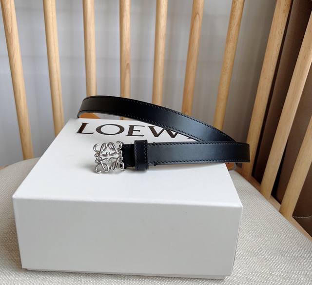 Loewe 罗意威 专柜最新同款腰带 选用光滑牛皮革窄款腰带 配有anagram挂锁针扣 卓越的工艺 个性的造型 精美的材质 宽:2.0Cm