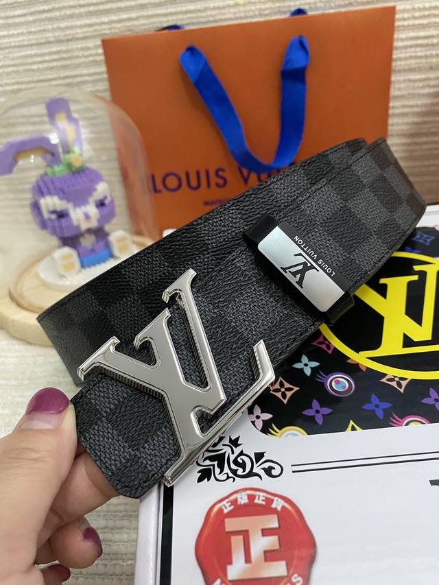 品名：Lv..路易..威登原单 材质：原单牛皮腰带 百分百头层牛皮腰带保证真皮，24K纯钢扣，专柜原单品质、做工精细，时尚大牌，送人自用首选 包装： 请认准如图