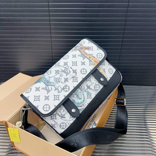 Louisvuitton 路易威登 Messenger 动物园系列 长颈鹿限定翻盖邮差包 斜挎包单肩包采用精湛镶嵌细工，实物拍摄 原厂原版面料 配送礼盒 29