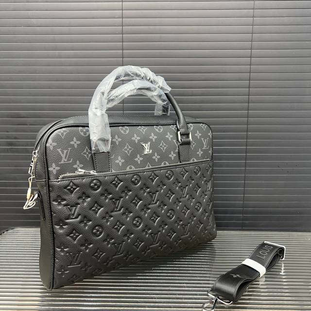 Louisvuitton 路易威登 牛皮男包公文包 手提包 电脑包 采用精湛镶嵌细工 经典百搭 实物拍摄 原厂原版面料 28 X 38 Cm。