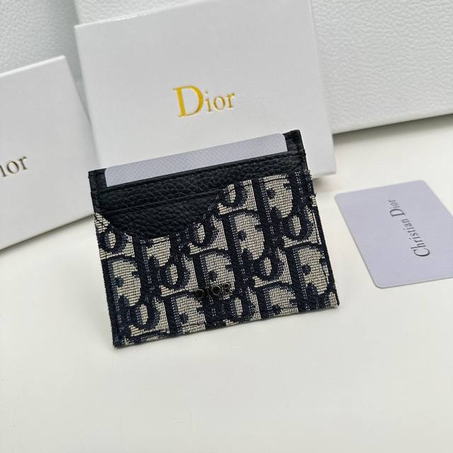 Dior D18颜色 黑色 尺寸 10X7.5 Dior 专柜同步最新款出货！采用里外头层小牛皮 ，做工精致，超多卡位，超薄款设计，携带方便！