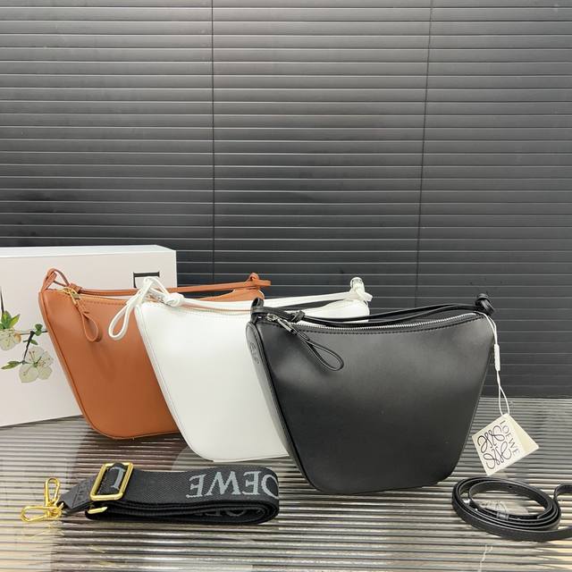 Loewe 罗意威 Hammock Hobo 浮雕字谜拉链开合 牛皮革 Hobo包吊床包 单肩包斜挎包 采用精湛镶嵌细工，经典百搭 实物拍摄 原厂原版面料 配送