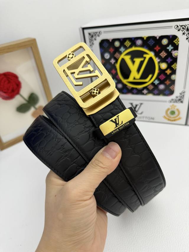 品名：Lv..路易..威登自动带 材质：原单牛皮腰带 百分百头层牛皮腰带保证真皮，24K纯钢扣，专柜原单品质、做工精细，时尚大牌，送人自用首选 包装： 请认准如