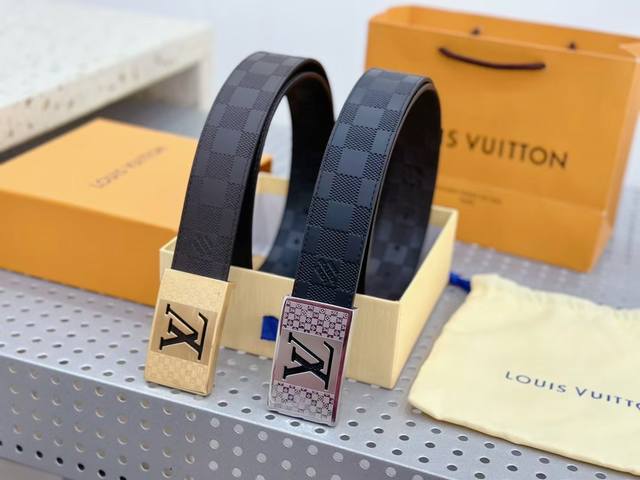 路易威登louis Vuitton 法国 专柜品质 双面可用。官网同步 宽度3.8Cm 精美钢扣头 原版意大利双面进口小牛皮原版花纹 手感极佳 上身郊果棒 商务