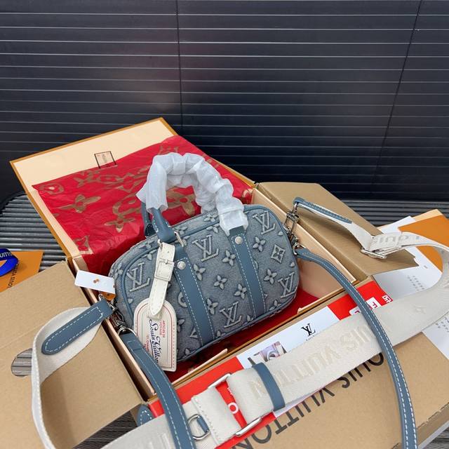 Louisvuitton 路易威登 复古做旧 牛仔布单肩斜挎包 经典百搭 实物拍摄 原厂原版面料 配送防尘袋 礼盒 24 X 14 Cm。